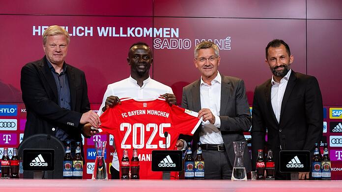 Bayerns neuer Superstar: Sadio Mané (2.v.l.) mit (v.l.) Oliver Kahn, Herbert Hainer und Jubilar Hasan Salihamidzic.