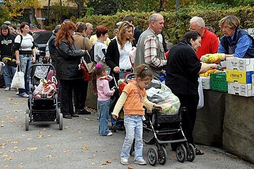 Schlange stehen für Essen: An der Münchner Tafel werden immer mehr Familien versorgt.