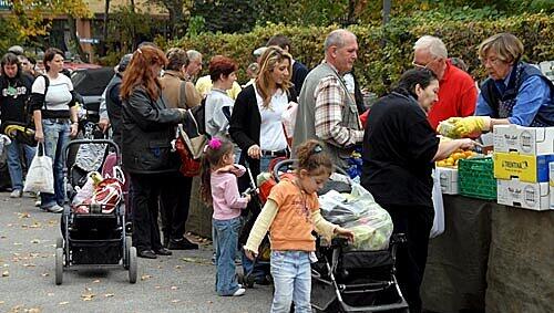 Schlange stehen für Essen: An der Münchner Tafel werden immer mehr Familien versorgt. Schlange stehen für Essen: An der Münchner Tafel werden immer mehr Familien versorgt.
