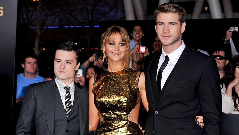 Josh Hutcherson, Jennifer Lawrence und Liam Hemsworth (v.l.) im Jahr 2012 bei der Premiere des ersten "Die Tribute von Panem"-Films in Los Angeles. Das goldene Kleid der Schauspielerin sorgte vor wenigen Monaten für Affären-Gerüchte.