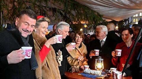 Von links: Königin Mathilde, König Philippe, Elke Büdenbender und Bundespräsident Frank-Walter Steinmeier auf dem Weihnachtsmarkt in Dresden.