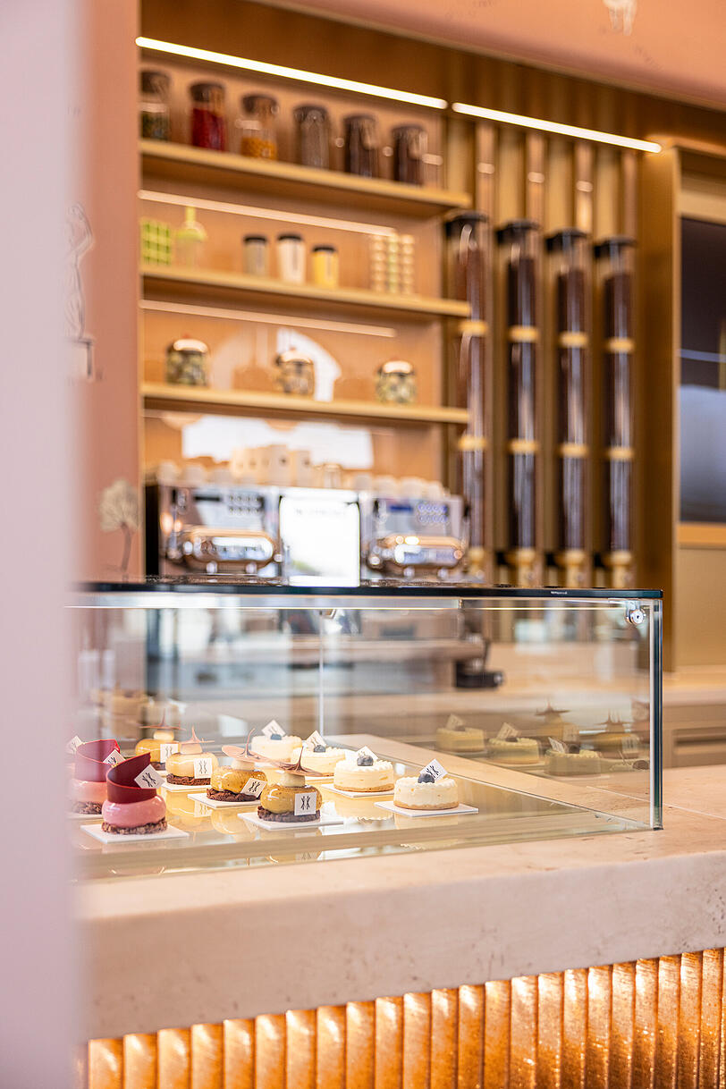 Für die Neueröffnung habe das Unternehmen mit der Münchner Illustratorin Kera Till sowie der Patisserie-Expertin Alexa von Harder zusammengearbeitet.