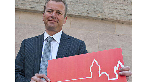OB Ulrich Maly posiert mit dem neuen Logo der Stadt. OB Ulrich Maly posiert mit dem neuen Logo der Stadt.