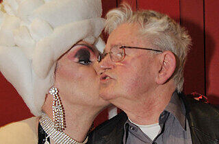 Zwei, die sich gut verstehen: Travestiekünstler Ellen Lang und Jubilar Jürgen Wolff (70).