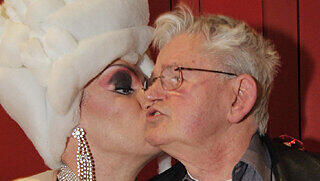 Zwei, die sich gut verstehen: Travestiekünstler Ellen Lang und Jubilar Jürgen Wolff (70). Zwei, die sich gut verstehen: Travestiekünstler Ellen Lang und Jubilar Jürgen Wolff (70).