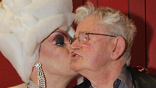 Zwei, die sich gut verstehen: Travestiekünstler Ellen Lang und Jubilar Jürgen Wolff (70).