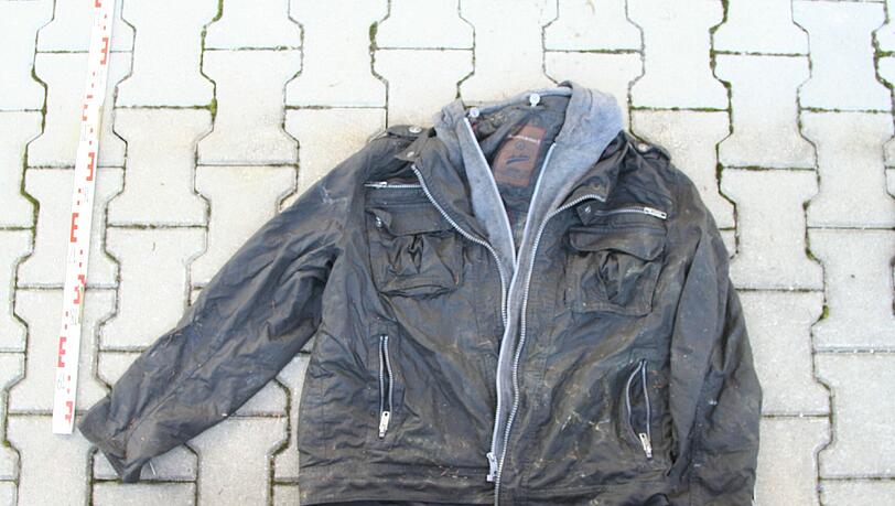 Wer kenn den Mann, der diese Kleidung trug? Die Polizei bittet um Mithilfe. In einem Waldstück östlich von Garmisch wurde eine Leiche gefunden. Wer kenn den Mann, der diese Kleidung trug? Die Polizei bittet um Mithilfe. In einem Waldstück östlich von Garmisch wurde eine Leiche gefunden.