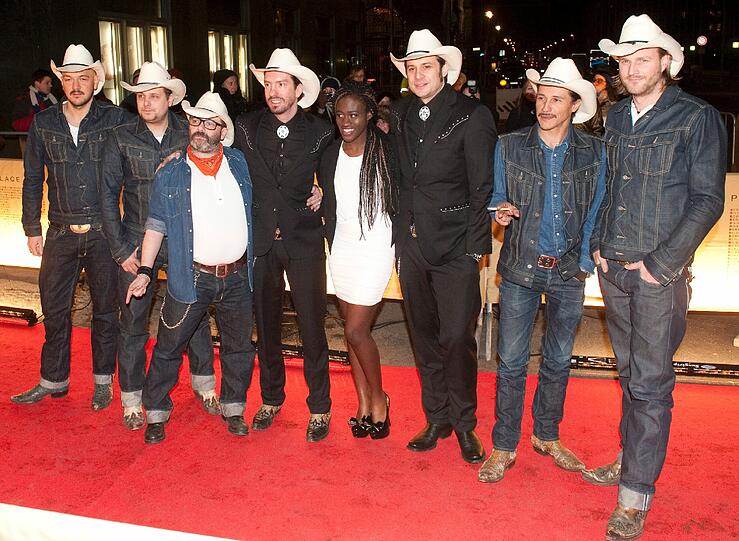 Die deutsche Band "BossHoss" mit der Gewinnerin der Casting show "The voice of Germany", Ivy Quainoo.