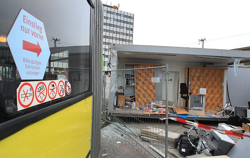 Glücklicherweise befanden sich keine Fahrgäste bei dem Unfall im Linienbus.
