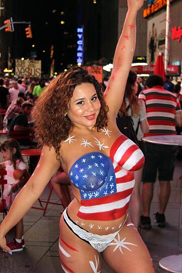Bemalte Busen am Times Square. Die "Desnudas" sind New Yorks Bürgermeister ein Dorn im Auge.