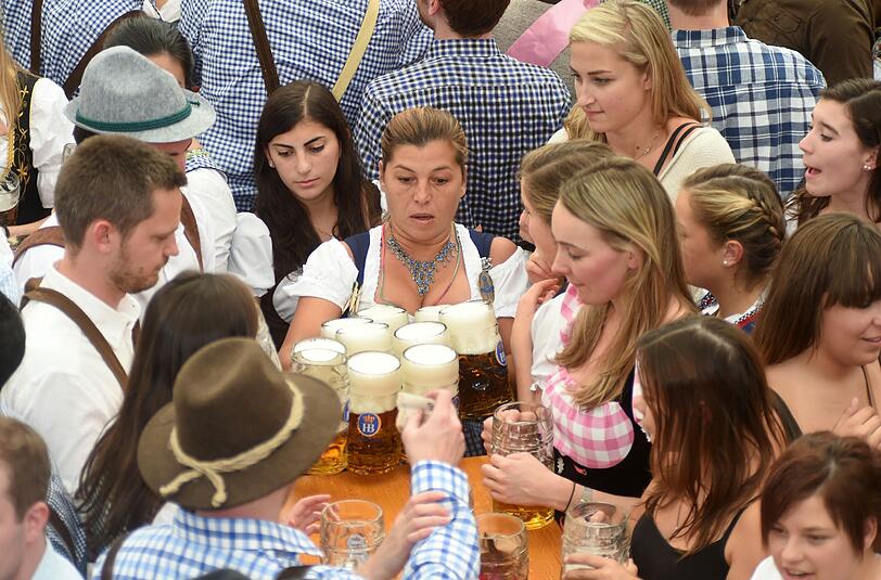 Rein rechtlich ist es verboten, einem Gast bewusst ein alkoholfreies Bier zu servieren, obwohl er ein normales bestellt hat.