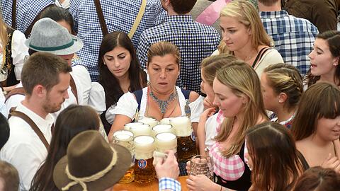Rein rechtlich ist es verboten, einem Gast bewusst ein alkoholfreies Bier zu servieren, obwohl er ein normales bestellt hat.