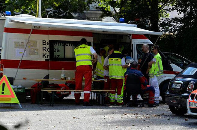 Auf der Leopoldstraße brachten Traktoren Stroh. Es soll zusätzlich mit 6000 Sandsäcken die Bombe bedecken. Im Bild nehmen Mitarbeiter des Roten Kreuzes vor Ort eine kleine Stärkung zu sich.