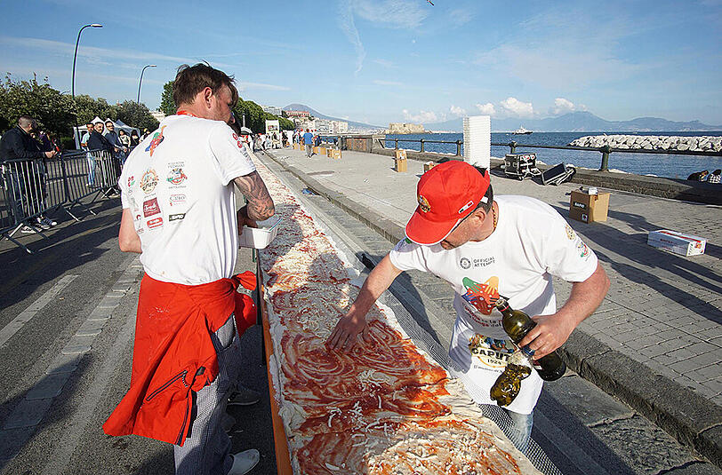 Die längste Pizza der Welt wurde in Neapel gebacken. Sie ist fast zwei Kilometer lang.