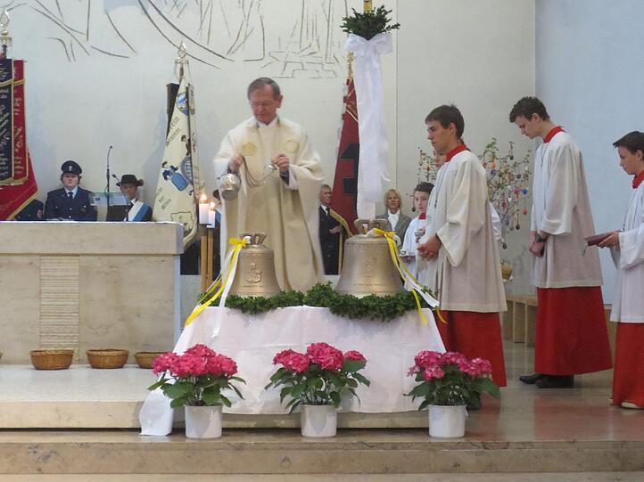 Die beiden neuen Glocken wurden in einem Gottesdienst feierlich geweiht und anschließend in der Kapelle montiert.
