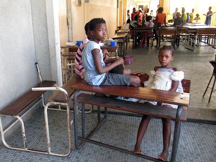 Kinder sitzen in einer Flüchtlingsunterkunft in Beira.