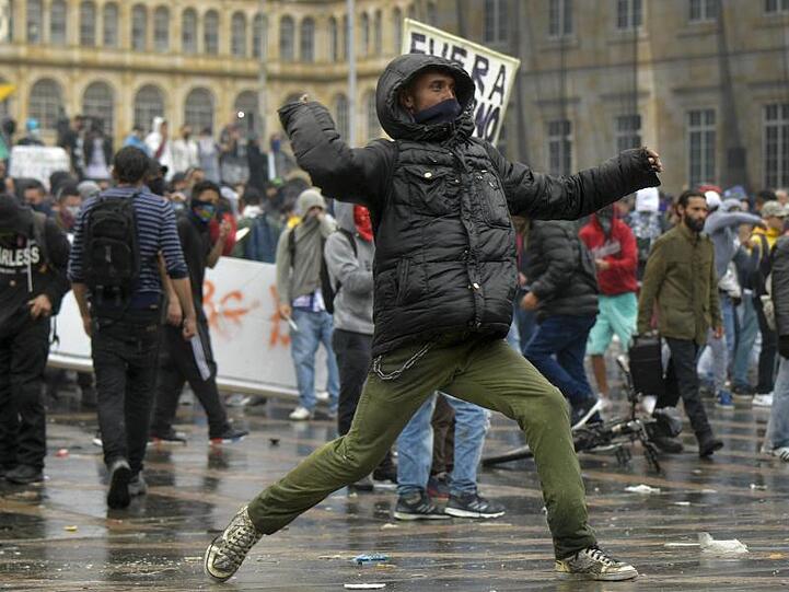 Regierungskritische Demonstranten geraten in der Innenstadt von Bogota in Konflikt mit der Polizei.
