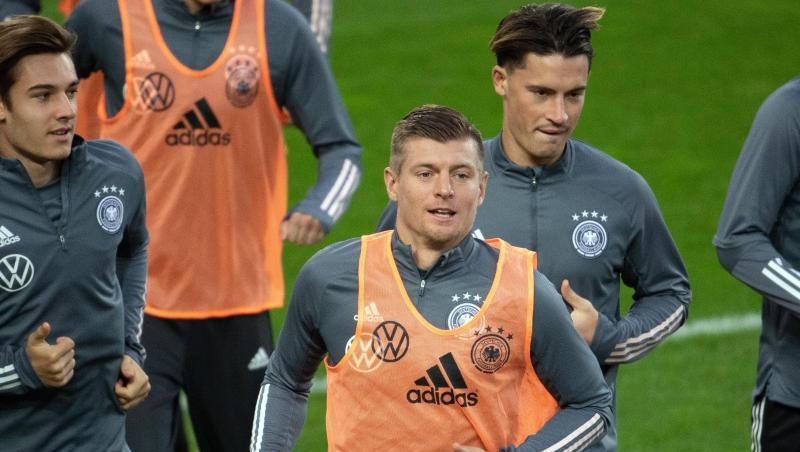 Toni Kroos (M.) wird sein 100. Länderspiel absolvieren.