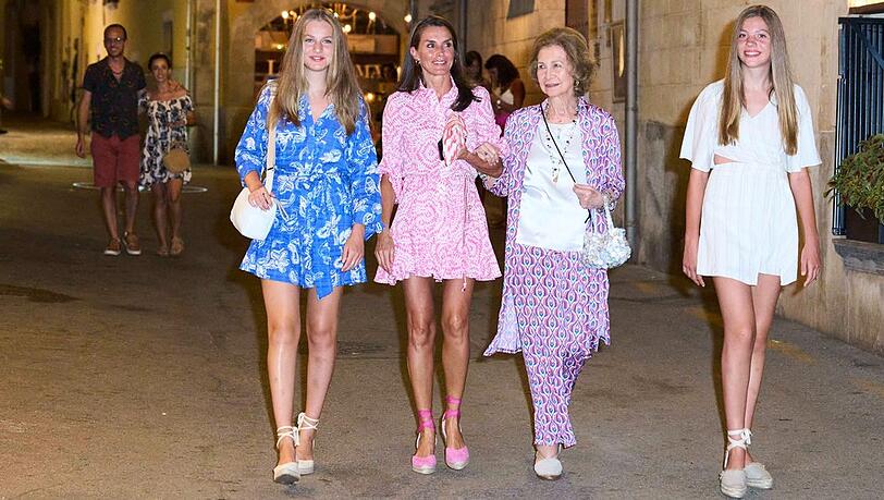 Königin Letizia (2.v.li.) schlenderte mit ihren beiden Töchtern Leonor (li.) und Sofía (re.) sowie Schwiegermutter Sophia über einen Straßenmarkt auf Mallorca.