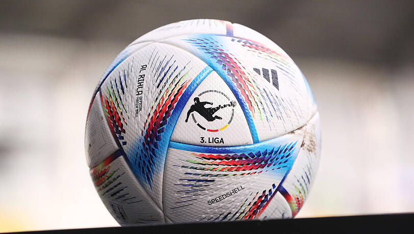 Gegen diese Kugel wollen die Löwen-Kicker nächstes Jahr nicht mehr treten: Der Spielball der 3. Liga.
