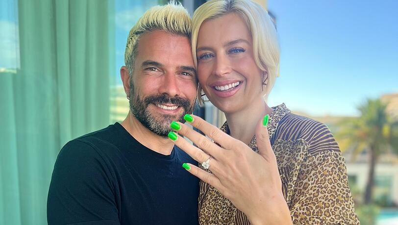 Verena Kerth strahlt und zeigt ihren Verlobungsring von Marc Terenzi