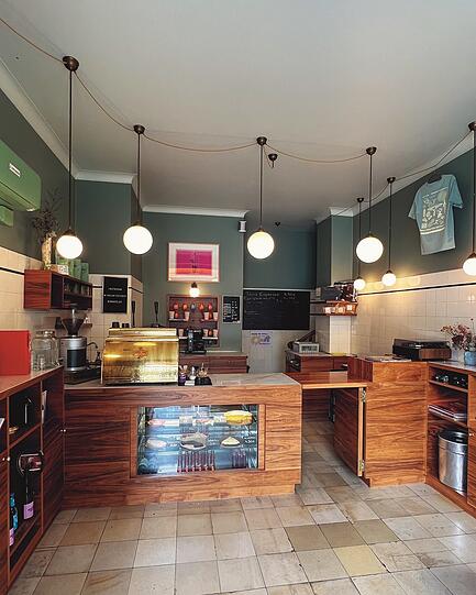 Retro-Charme: Das Westend-Café "M.I.R.A." in der Heimeranstraße lädt seine Gäste ein, die eigene Vinyl-Schallplatte aufzulegen.