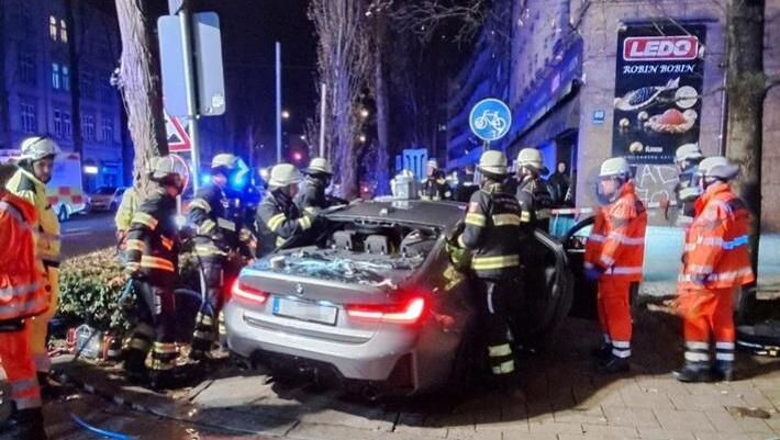 Bei einem schweren Unfall in München musste die Feuerwehr Verletzte aus einem Auto befreien.
