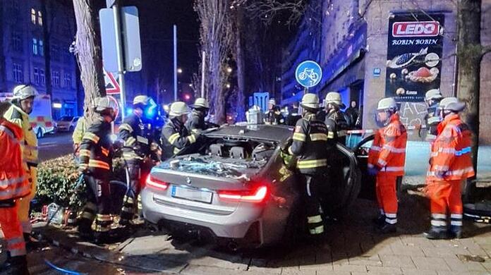 Bei einem schweren Unfall in München musste die Feuerwehr Verletzte aus einem Auto befreien.