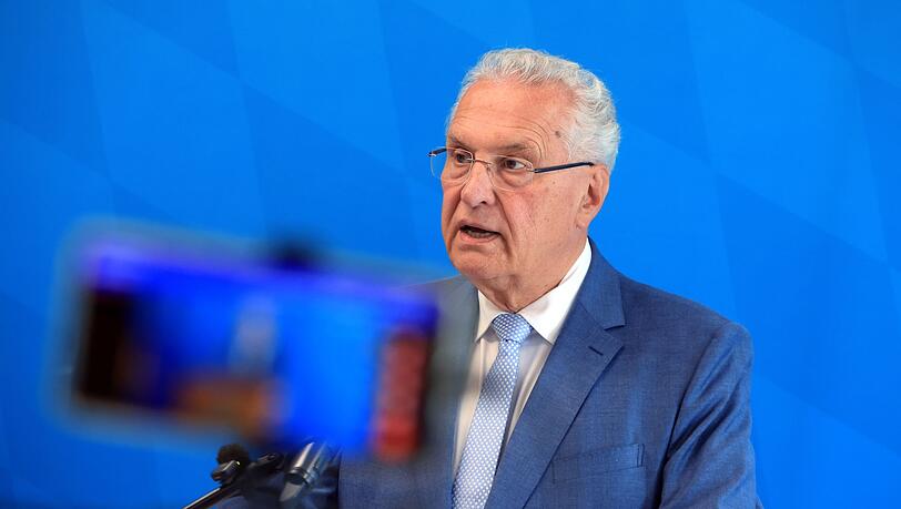 Bayerns Innenminister Joachim Herrmann (CSU) hat die Änderungen per Anweisung verfügt. (Archivbild)