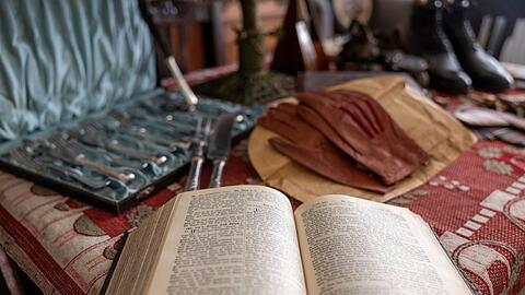 Auf dem Gabentisch liegen die Geschenke unverpackt unter dem Weihnachtsbaum.