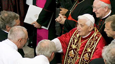 In Freising traf der Papst 2006 auch bekannte Gesichter. (Archivbild)