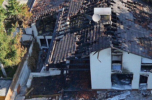 Auch seitlich hat das Feuer Teile der großen Villa zerstört.