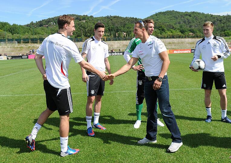 Das Mercedes-Formel-1-Team um Michael Schumacher und Nico Rosberg war im EM-Trainingslager der Nationalmannschaft im französischen Tourettes zu Gast. Lukas Podolski machte dabei eine Spritztour mit dem Rekord-Weltmeister in der neuen A-Klasse des Automobil-Herstellers - sehen Sie hier die besten Bilder.