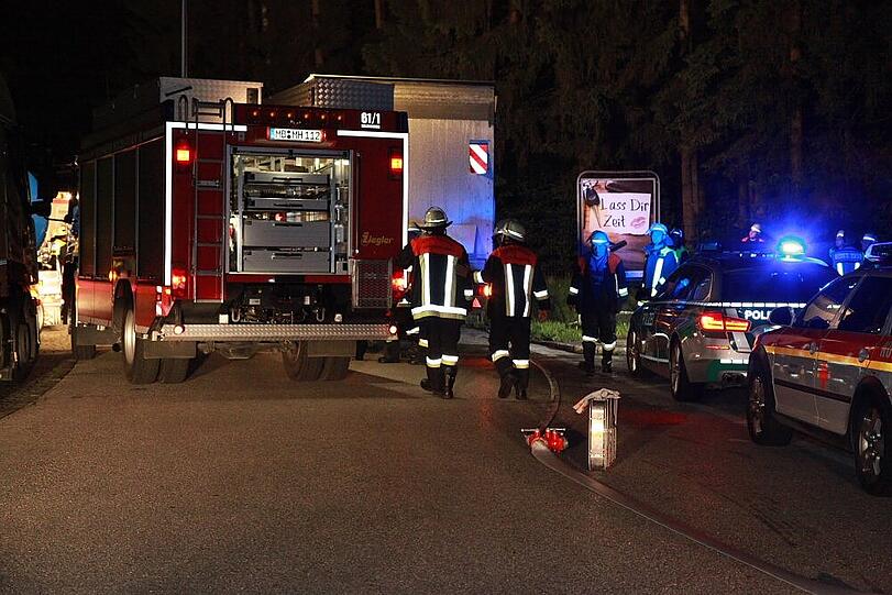 Crash auf dem Autobahnparkplatz an der A8: Ein Sattelzug rammt einen parkenden LWK - der Fahrer muss von der Feuerwehr gerettet werden.