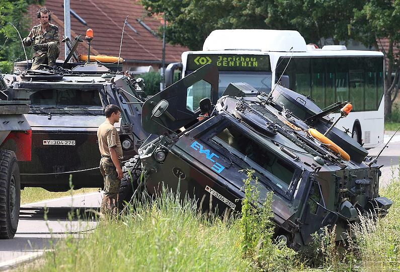 Helfer in Not: Ein Panzer der Bundeswehr ist in Jerichow (Sachsen-Anhalt) in einen Graben gerutscht.