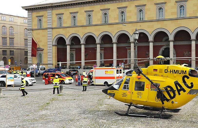 Unfall in der Maximilianstraße vor dem Nationaltheater: Ein Audi knallt in einen BMW und dann in eine Menschenmenge.