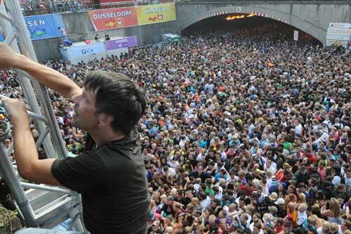 Bei der Loveparade in Duisburg am 24. Juli 2010 starben 21 Menschen im tödlichen Gedränge. Bilder von der Katastrophe.
