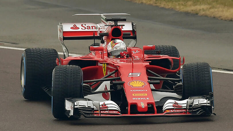 Ferrari ganz mutig: Der im traditionellen Rot gehaltene SF70 H fällt vor allem durch eine große Heckfinne, ein ganz neu geformtes Heck und ungewöhnliche Seiten auf.