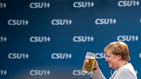 Ein Prost auf den gemeinsamen Wahlkampf. Kanzlerin Merkel (CDU) spricht auf Einladung der CSU im Truderinger Bierzelt. "Es läuft sehr gut", lobte Seehofer die Zusammenarbeit der Schwesterparteien.