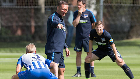 Gleich alle drei Hertha-Keeper verletzt sich im Training - Coach Pal Dardai nimmt es mit Humor.
