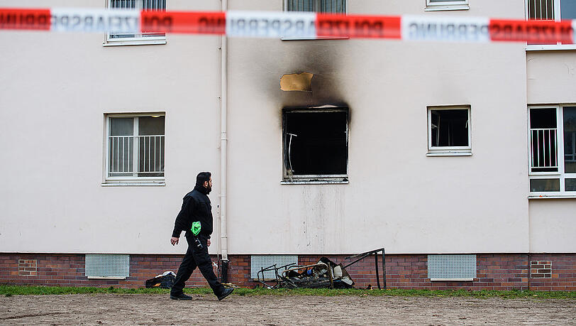 Die Polizei konnte den Toten inzwischen identifizieren. Die Polizei konnte den Toten inzwischen identifizieren.