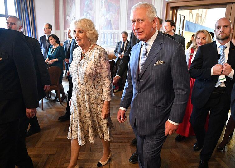 Charles und Camilla besuchten das Hofbräuhaus. Natürlich wurde angestoßen und Charles tanzte sogar.