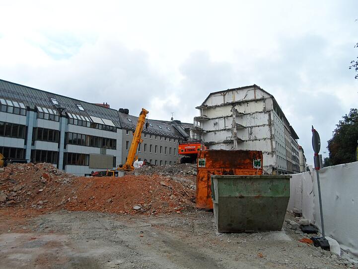 Der Abbruch des Hauses Maximiliansplatz 13 ist schon weit fortgeschritten. Nur ein Detail in luftiger Höhe macht klar, dass hier früher eine Bank untergebracht war.
