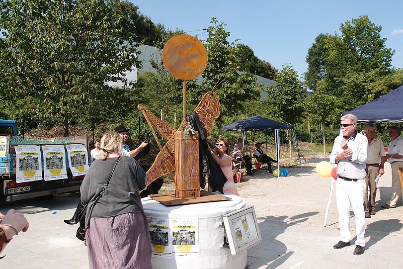 Auch wenn das Thema ein ernstes ist, bei der Enthüllung der Skulptur wurde gefeiert. Auch Vertreter der Bürgerinitiative &bdquo;Mehr Platz zum Leben&ldquo;, des &bdquo;Kunst Forum HMP&ldquo; und der BA-Vorsitzende Clemens Baumgärtner waren gekommen.