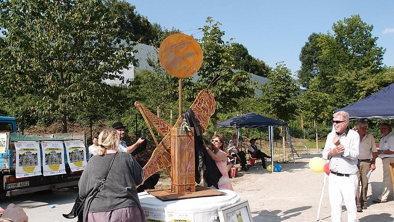 Auch wenn das Thema ein ernstes ist, bei der Enthüllung der Skulptur wurde gefeiert. Auch Vertreter der Bürgerinitiative „Mehr Platz zum Leben“, des „Kunst Forum HMP“ und der BA-Vorsitzende Clemens Baumgärtner waren gekommen. Auch wenn das Thema ein ernstes ist, bei der Enthüllung der Skulptur wurde gefeiert. Auch Vertreter der Bürgerinitiative „Mehr Platz zum Leben“, des „Kunst Forum HMP“ und der BA-Vorsitzende Clemens Baumgärtner waren gekommen.