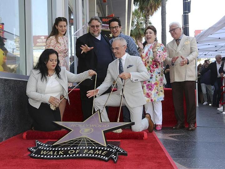 Rana Ghadban (l-r), Sängerin Lana Del Rey, Guillermo del Toro, Mitch O'Farrell, Regisseur J.J. Abrams, Donelle Dadigan, und Vin Di Bona enthüllen den Stern für Oscar-Preisträger del Toro.