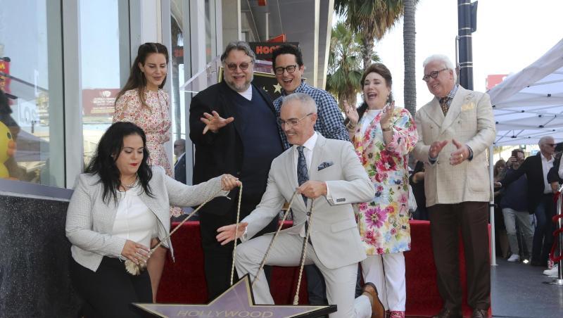 Rana Ghadban (l-r), Sängerin Lana Del Rey, Guillermo del Toro, Mitch O'Farrell, Regisseur J.J. Abrams, Donelle Dadigan, und Vin Di Bona enthüllen den Stern für Oscar-Preisträger del Toro. Rana Ghadban (l-r), Sängerin Lana Del Rey, Guillermo del Toro, Mitch O'Farrell, Regisseur J.J. Abrams, Donelle Dadigan, und Vin Di Bona enthüllen den Stern für Oscar-Preisträger del Toro.