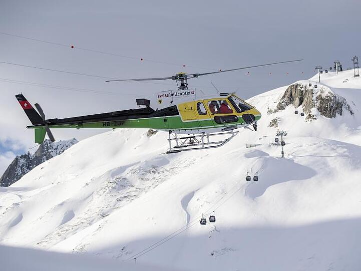 Rettungskräfte im Hubschrauber auf der Suche nach Vermissten.