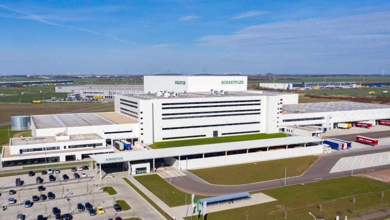 An die Produktionshallen von Schaeffler schließen sich Hallen der weiteren Firmen im Star Park an der Autobahn A14 an.