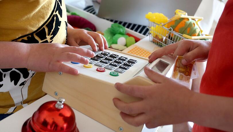 Im Kaufmannsladen lernen Kinder spielerisch den Umgang mit Geld. Ernster wird's, wenn man schon ein eigenes Konto hat.